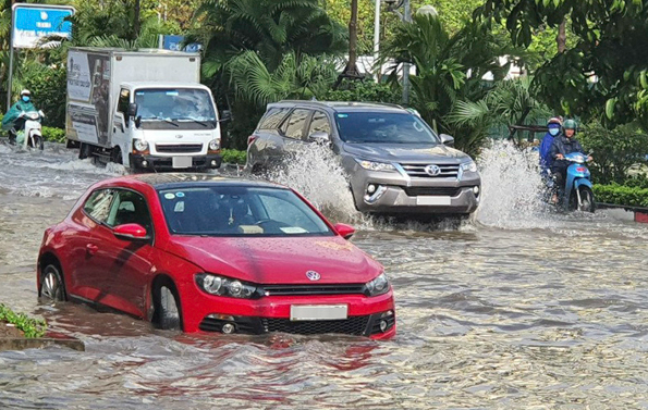 Ảnh hưởng của nước mưa tới xe của bạn