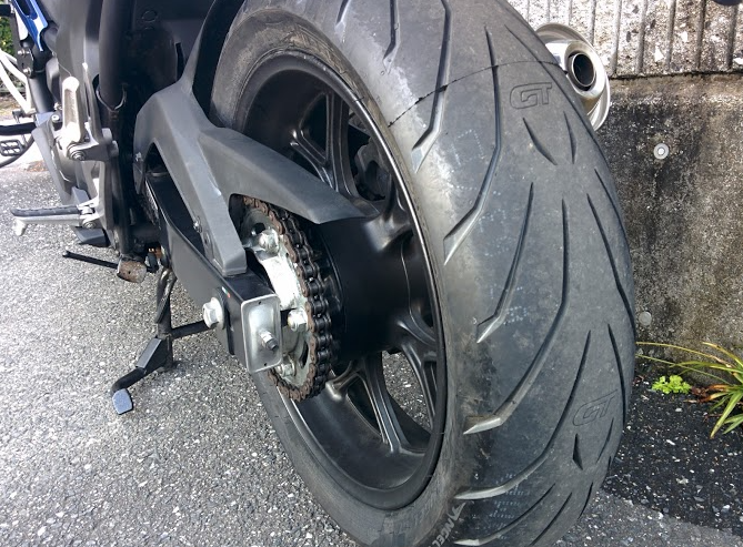 Kiểm tra lốp xe thường xuyên là một trong những cách bảo trì moto, xe máy